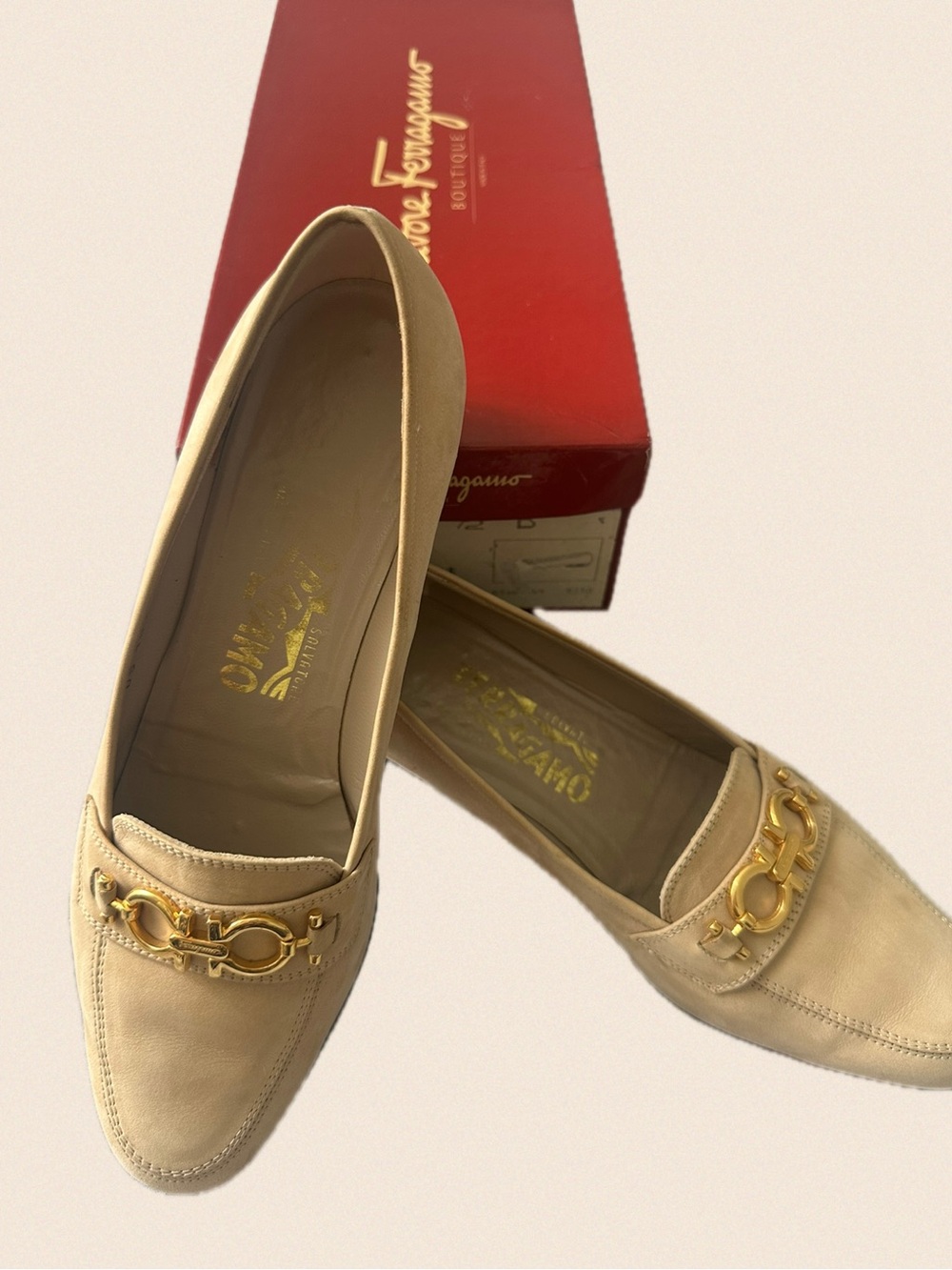 Salvatore Ferragamo Cream Leather Loafers with Gold Horsebit
